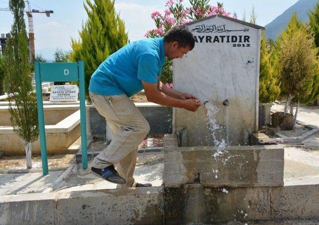 Mezarlık Çeşmeleri Bayrama Hazırlandı