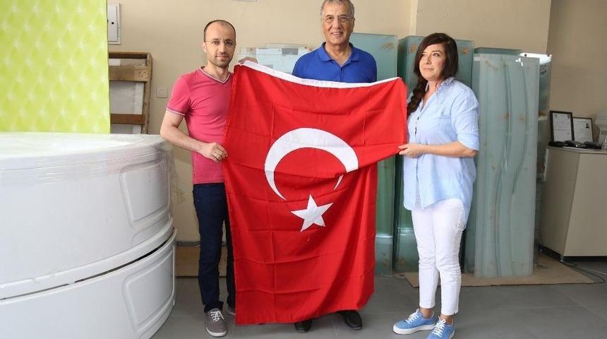 Başkan Tarhan, Esnafa Bayrak Dağıttı