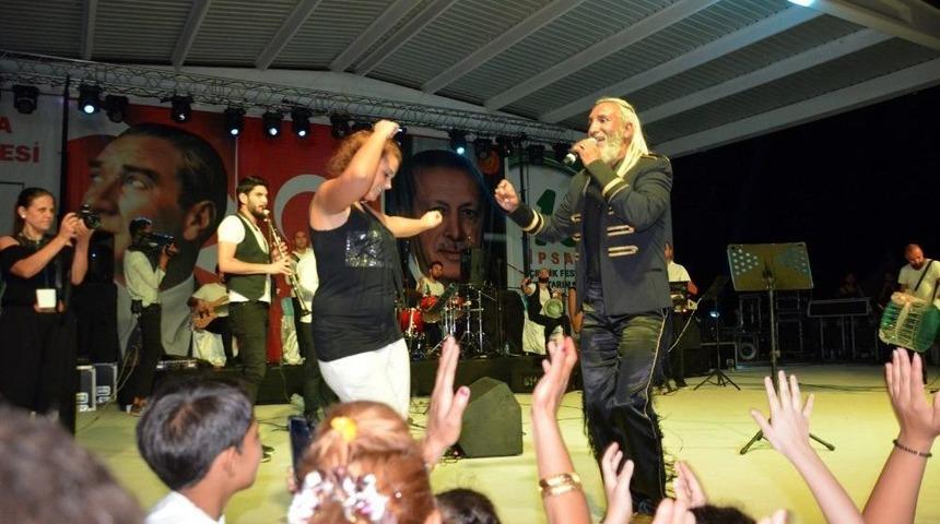 Tarık Meng&uuml;&ccedil; Hayranları Dayanamayıp Sahneye Atladı