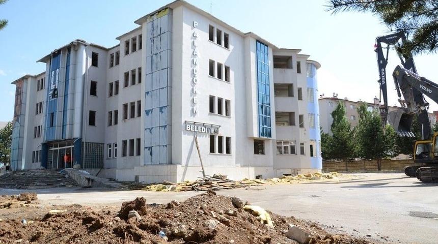 Paland&ouml;ken Belediyesi Eski Binasının Yıkımını Yaptı