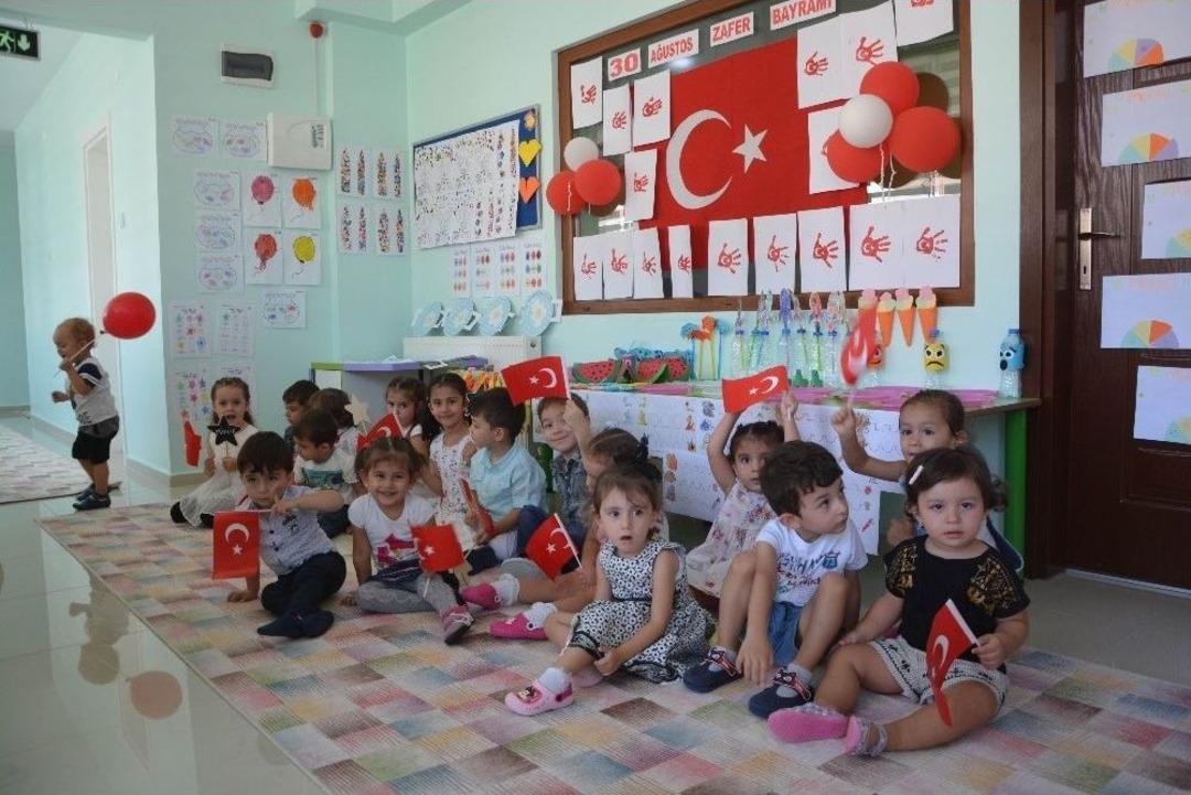 Minik Yıldızların İlk Sergisi Beğeni Topladı