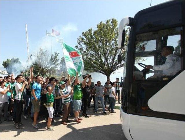 Beşiktaş Ile Karşılaşacak Bursaspor'u İstanbul'a Taraftarı Uğurladı