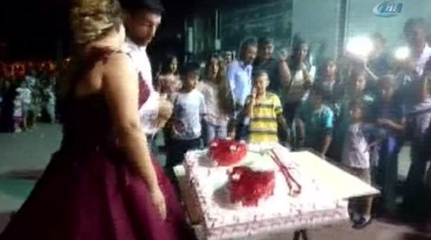 &Ccedil;ocuklar D&uuml;ğ&uuml;n Pastasını Devirdi