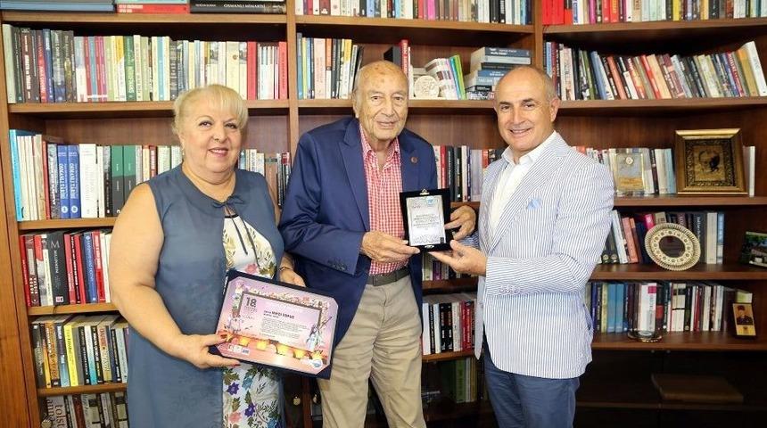 Gazeteci-yazar Hıfzı Topuz’a ’basın Onur Ödülü’