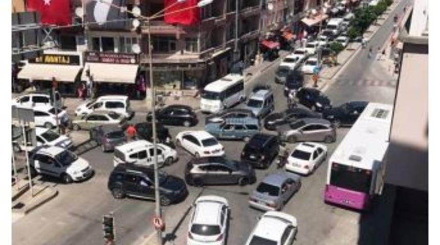Tatilciler Akın Etti, Trafik &Ccedil;ilesi Başladı