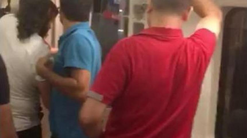 İzban Treninde Bı&ccedil;aklı Kavga