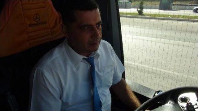 Otobüse Yolcu Olarak Binen Sivil Polisten Trafik Kuralı Takibi