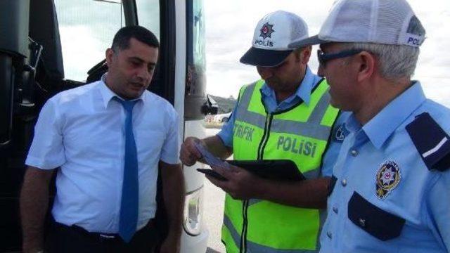 Otobüse Yolcu Olarak Binen Sivil Polisten Trafik Kuralı Takibi