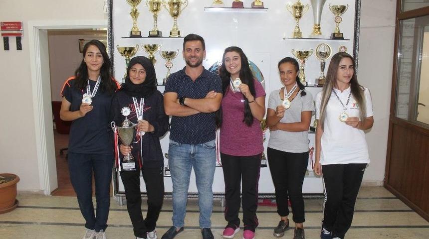 Ağrı Kız Tenis Takımı Doğu Ligi&rsquo;nde &Uuml;&ccedil;&uuml;nc&uuml; Şampiyonasında Oldu