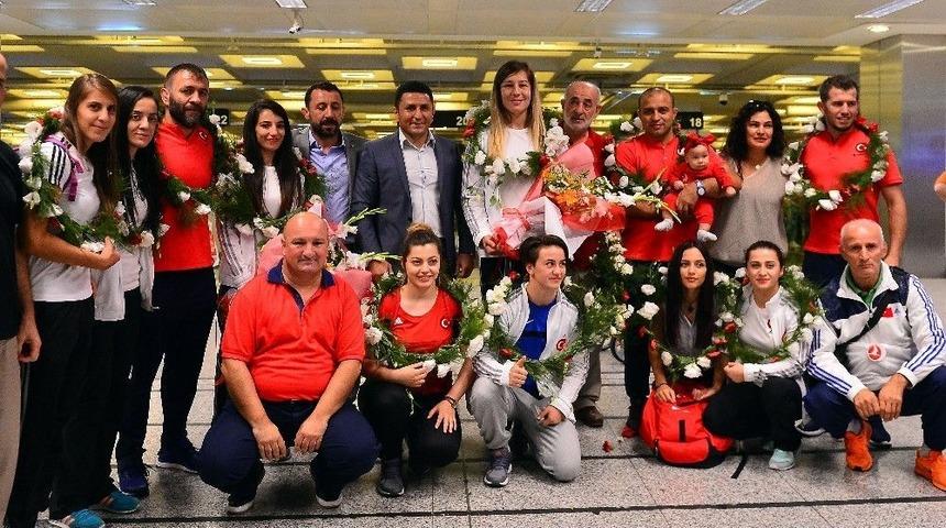 Şampiyon G&uuml;reş&ccedil;iler İstanbul&rsquo;a Geldi