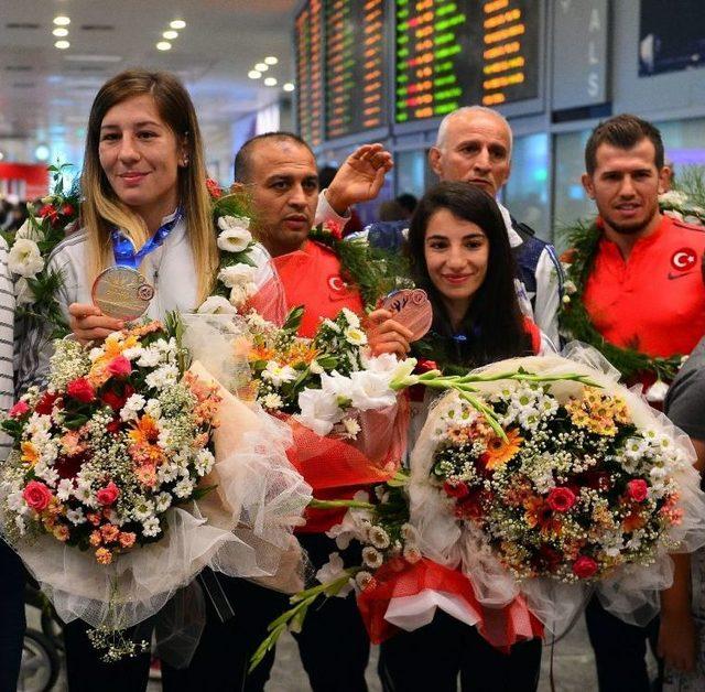 Şampiyon Güreşçiler İstanbul’a Geldi