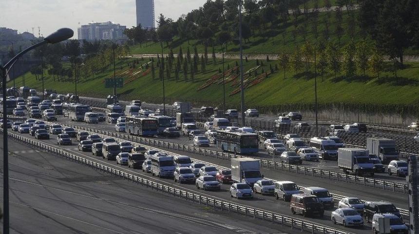 İstanbul&rsquo;da Ana Arterlerde Bayram Yoğunluğu Başladı