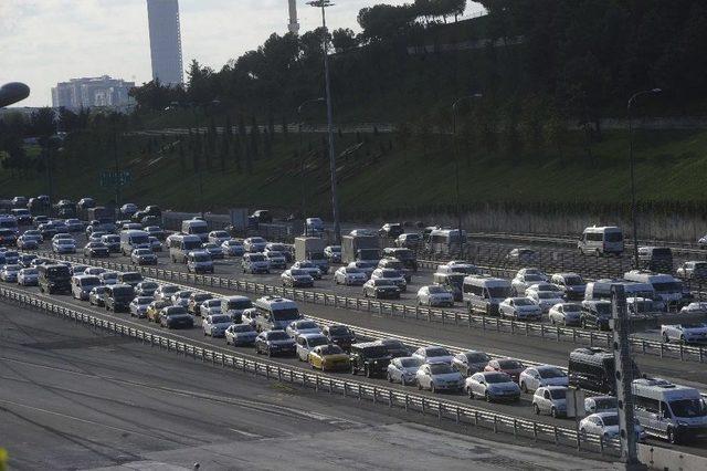 İstanbul’da Ana Arterlerde Bayram Yoğunluğu Başladı