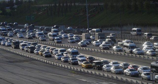 İstanbul’da Ana Arterlerde Bayram Yoğunluğu Başladı