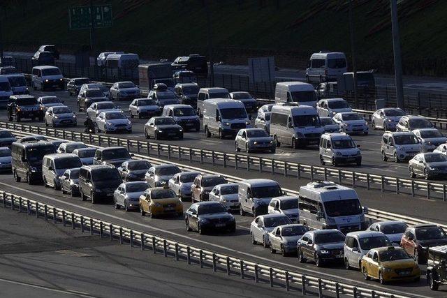 İstanbul’da Ana Arterlerde Bayram Yoğunluğu Başladı