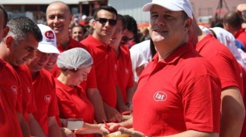 634 Iş&ccedil;i Guinness'e Girmek I&ccedil;in Ekmeğe Sal&ccedil;a S&uuml;rd&uuml;