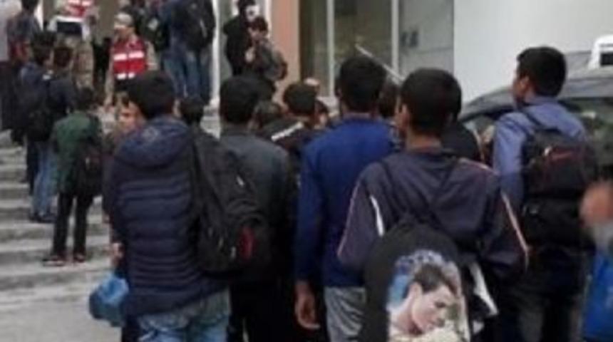 Amasya’Da Durdurulan Otobüsten 82 Kaçak Çıktı