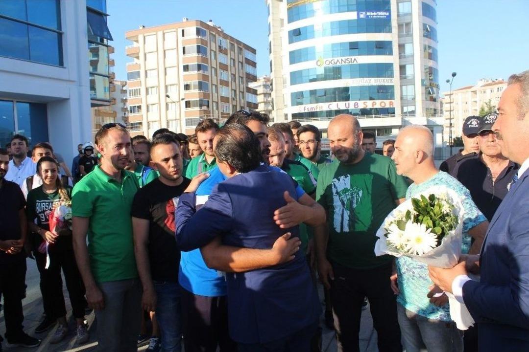 Bursaspor Taraftarları Ve Suriyeliler Emniyet M&uuml;d&uuml;r&uuml;n&uuml; Adana&rsquo;ya Uğurladı