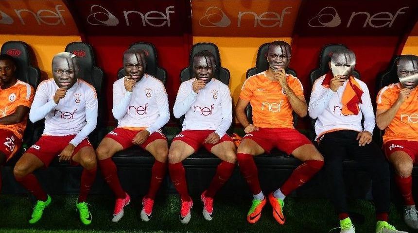 Galatasaraylı Futbolculardan Gomis&rsquo;e Maskeli Destek