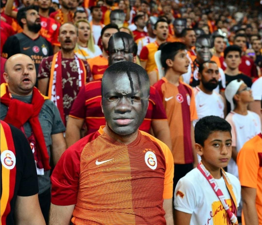 Gomis&rsquo;e Taraftardan Maskeli Ve Pankartlı Destek