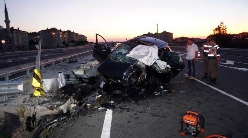 Bariyere &Ccedil;arpan Otomobildeki Anne Ve Kızı &Ouml;ld&uuml;