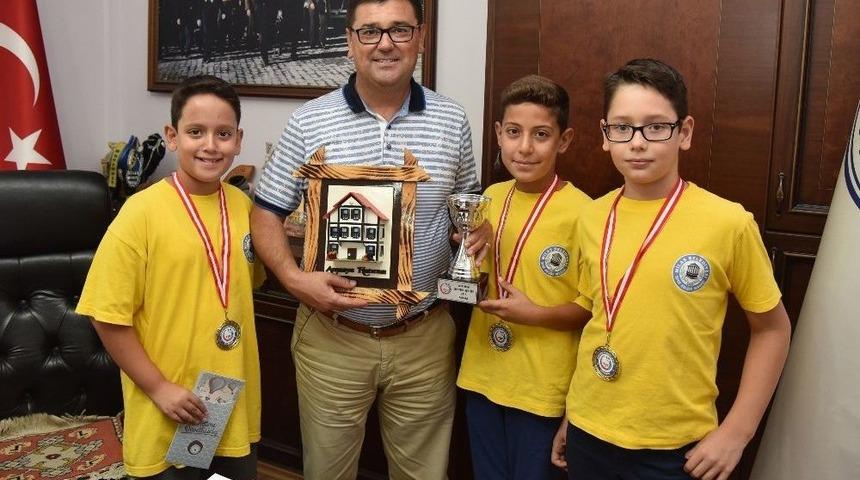 Milaslı Hentbolcular Kazandıkları Kupayı Başkan Tokat’a Taktim Etti