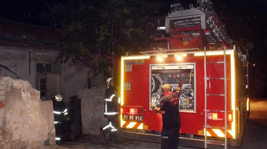 Niğde&rsquo;de Metruk Bina 6 Ayda İki Defa Yakıldı