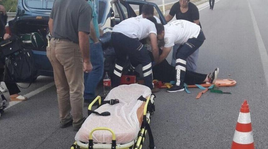 Otomobil Bariyerlere &Ccedil;arptı: 5 Yaralı