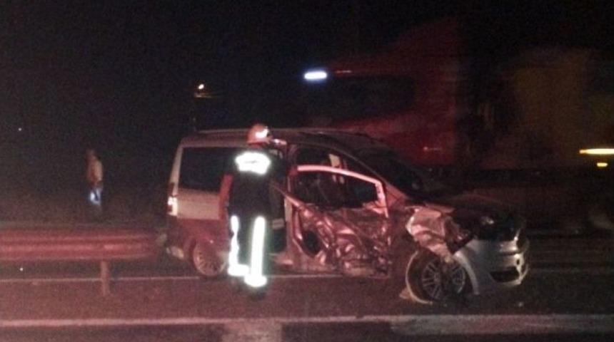 İki Ara&ccedil; Kafa Kafaya &Ccedil;arpıştı: 4 Yaralı