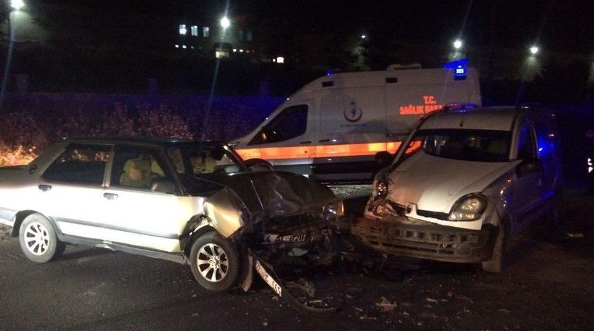 Otomobil İle Hafif Ticari Ara&ccedil; &Ccedil;arpıştı: 5 Yaralı