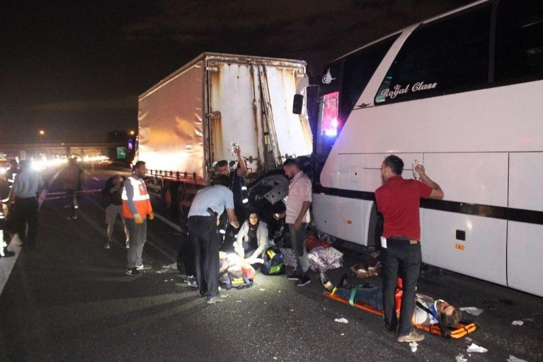 Otob&uuml;s İle Tır Arasında Kalan Ara&ccedil; Hurdaya D&ouml;nd&uuml;: 2&rsquo;si Ağır 5 Yaralı