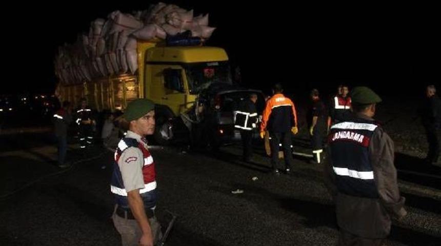 Kamyon Ile Otomobil  &Ccedil;arpıştı: 3 &Ouml;l&uuml;, 5 Yaralı