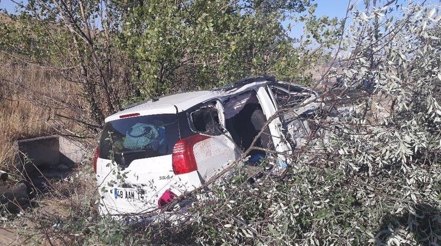 Başkent&rsquo;te Kontrolden &Ccedil;ıkan Otomobil Şarampole Yuvarlandı: 1 &Ouml;l&uuml;, 3 Yaralı