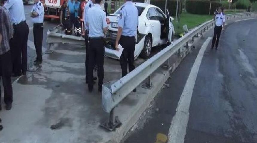 D-100'de &Ouml;nce Bariyere Sonra Direği &Ccedil;arptı: 1 &Ouml;l&uuml; 1 Yaralı