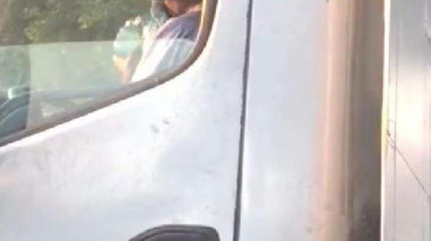 Direksiyon Başında Uyuşturucu Kullanırken G&ouml;r&uuml;nt&uuml;lendi