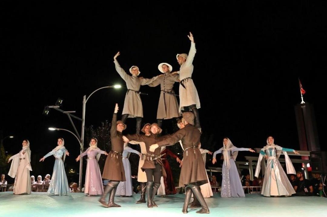 17 &Uuml;lkeden Gelen 600 Konuk, K&ouml;rfez&rsquo;e Renk Kattı