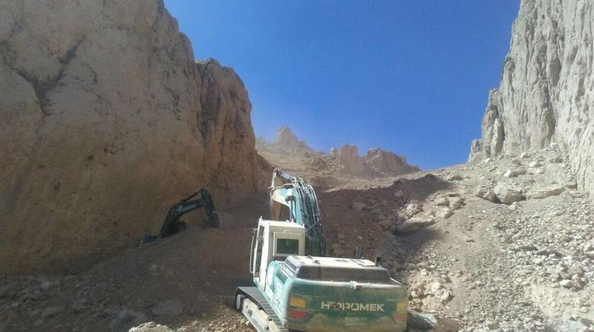 Mehmet&ccedil;ik Ter&ouml;r&uuml; Temizledi, İş Makineleri Yol Yaptı