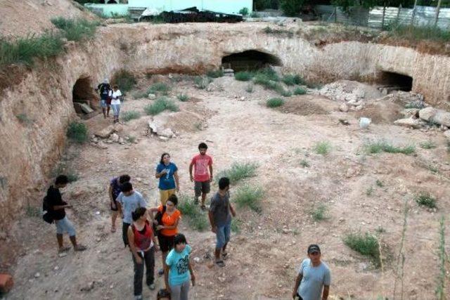 Antik Mezarlara Sahip Çıkılmadı, Bin 800 Yıllık Tarih Otlarla Kaplandı