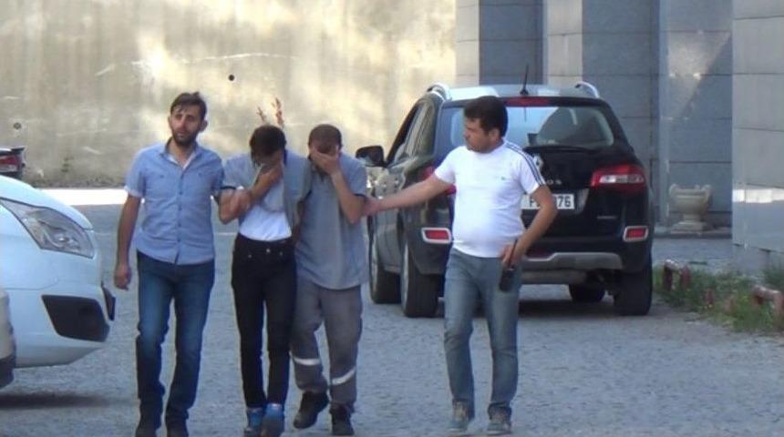 U&ccedil;ak Bagajından Altın &Ccedil;alan Hırsızlar Yakayı Ele Verdi