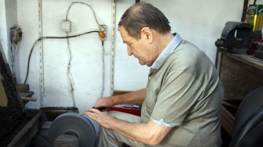 Bı&ccedil;ak Bileyicilerin Y&uuml;z&uuml; G&uuml;ld&uuml;