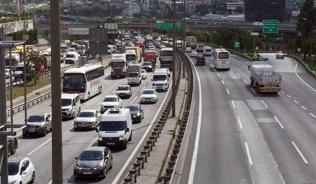 Mahmutbey Gişelerinde Tatilci Yoğunluğu