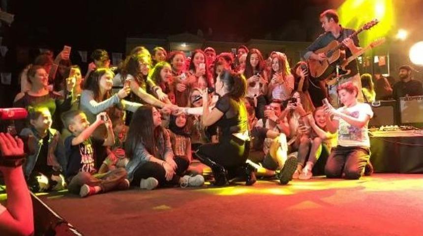 Sertab Erener Protokol Alanına Sinirlendi, Seyircileri Sahneye Davet Etti