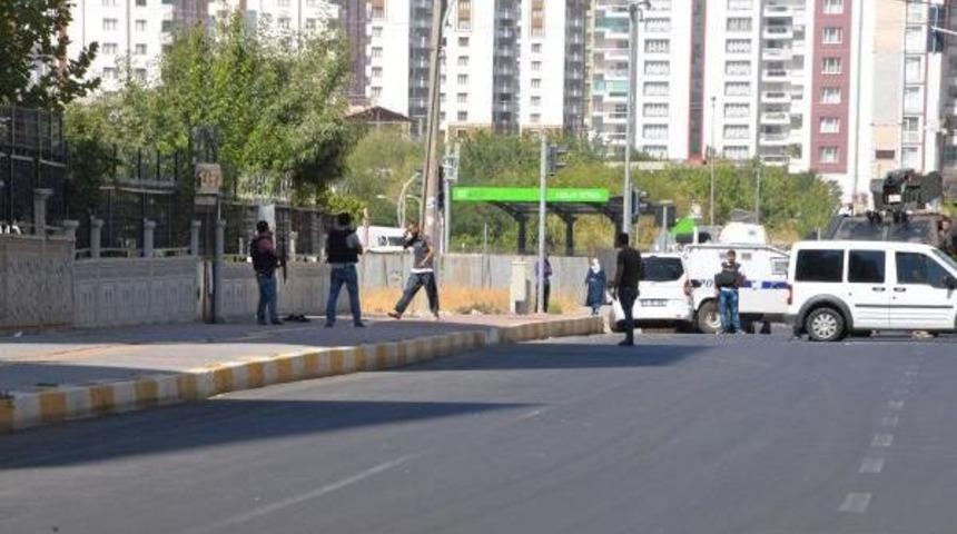 Kafasına Dayadığı Silahla Iknaya Gelen Annesini Kovaladı