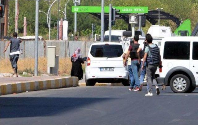 Kafasına Dayadığı Silahla Iknaya Gelen Annesini Kovaladı