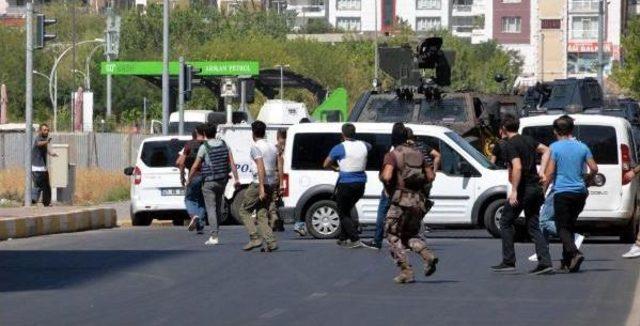 Kafasına Dayadığı Silahla Iknaya Gelen Annesini Kovaladı