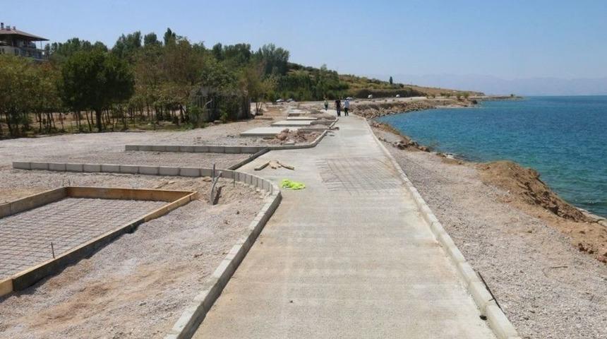 Van G&ouml;l&uuml; Sahillerine Barbek&uuml;l&uuml; Mesire Alanı