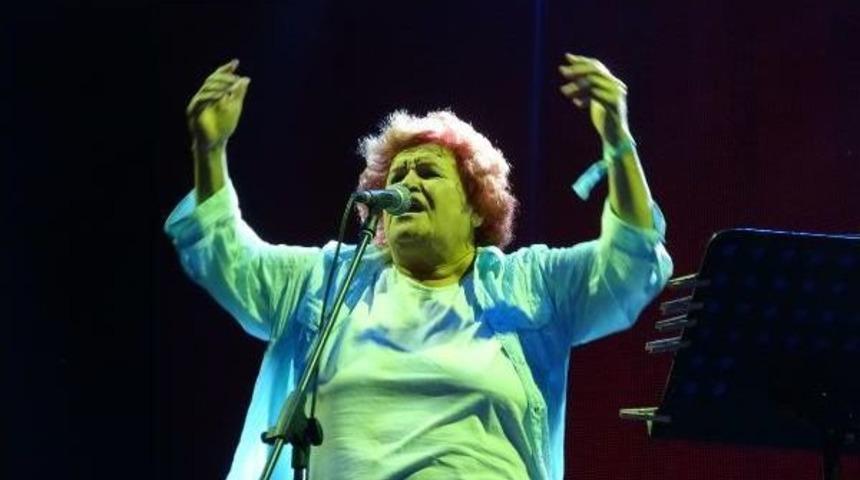 Zeytinli Rock Festivali Dolu Dolu Sürüyor