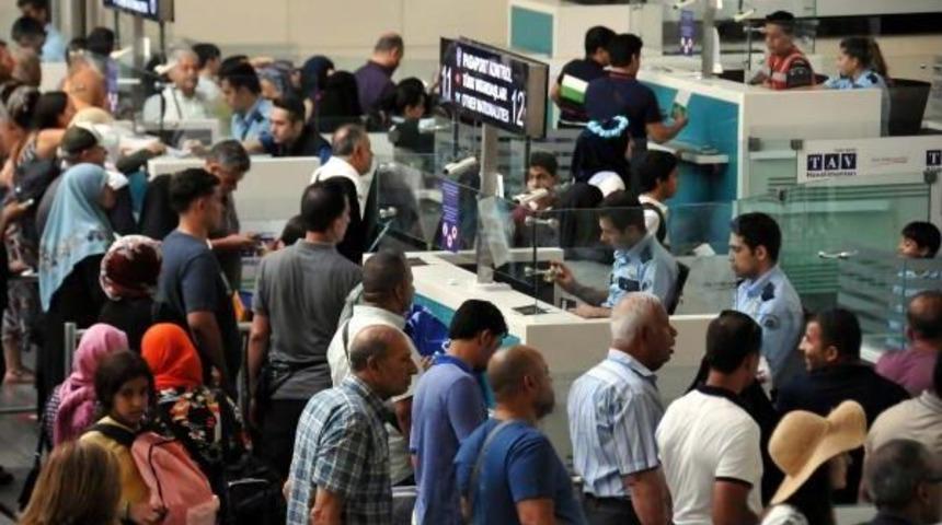 Atat&uuml;rk Havalimanı&rsquo;Nda Bayram Yoğunluğu