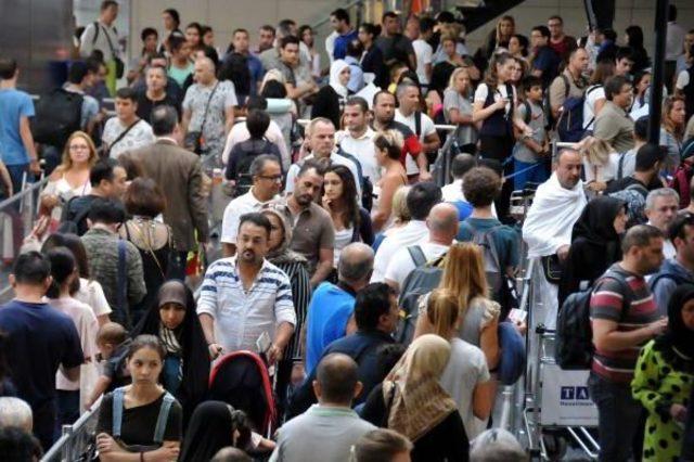 Atatürk Havalimanı’Nda Bayram Yoğunluğu