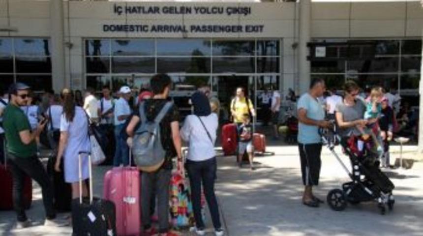 Antalya&rsquo;ya G&ouml;kten Turist Yağıyor